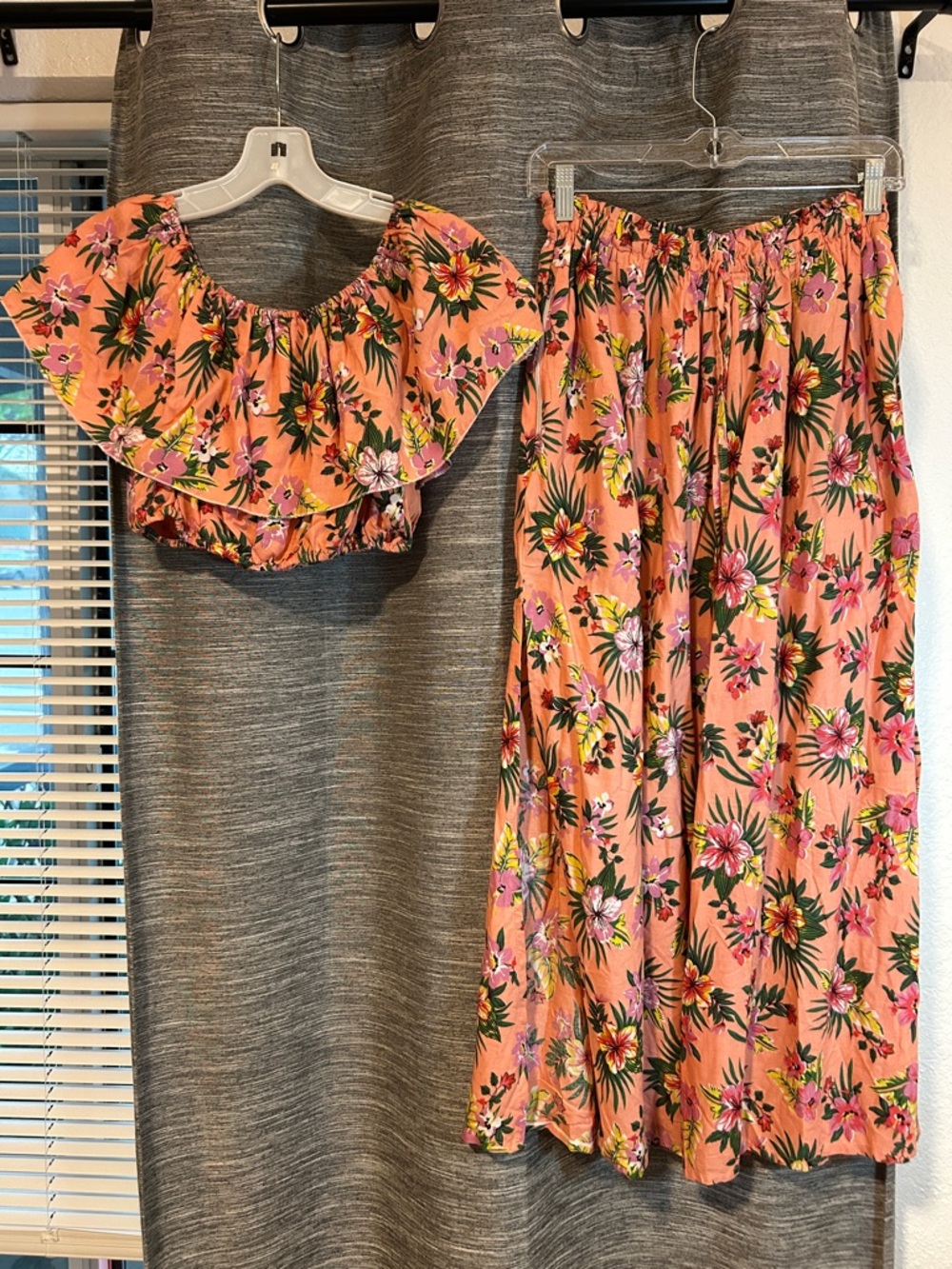 Peach Floral Two-Piece Crop Top & Flowy Pants Set with POCKETS! Free Size/OS